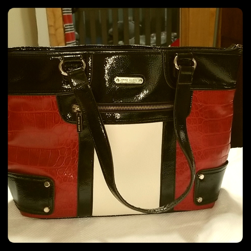 Anne Klein body purse. Gently used great condition